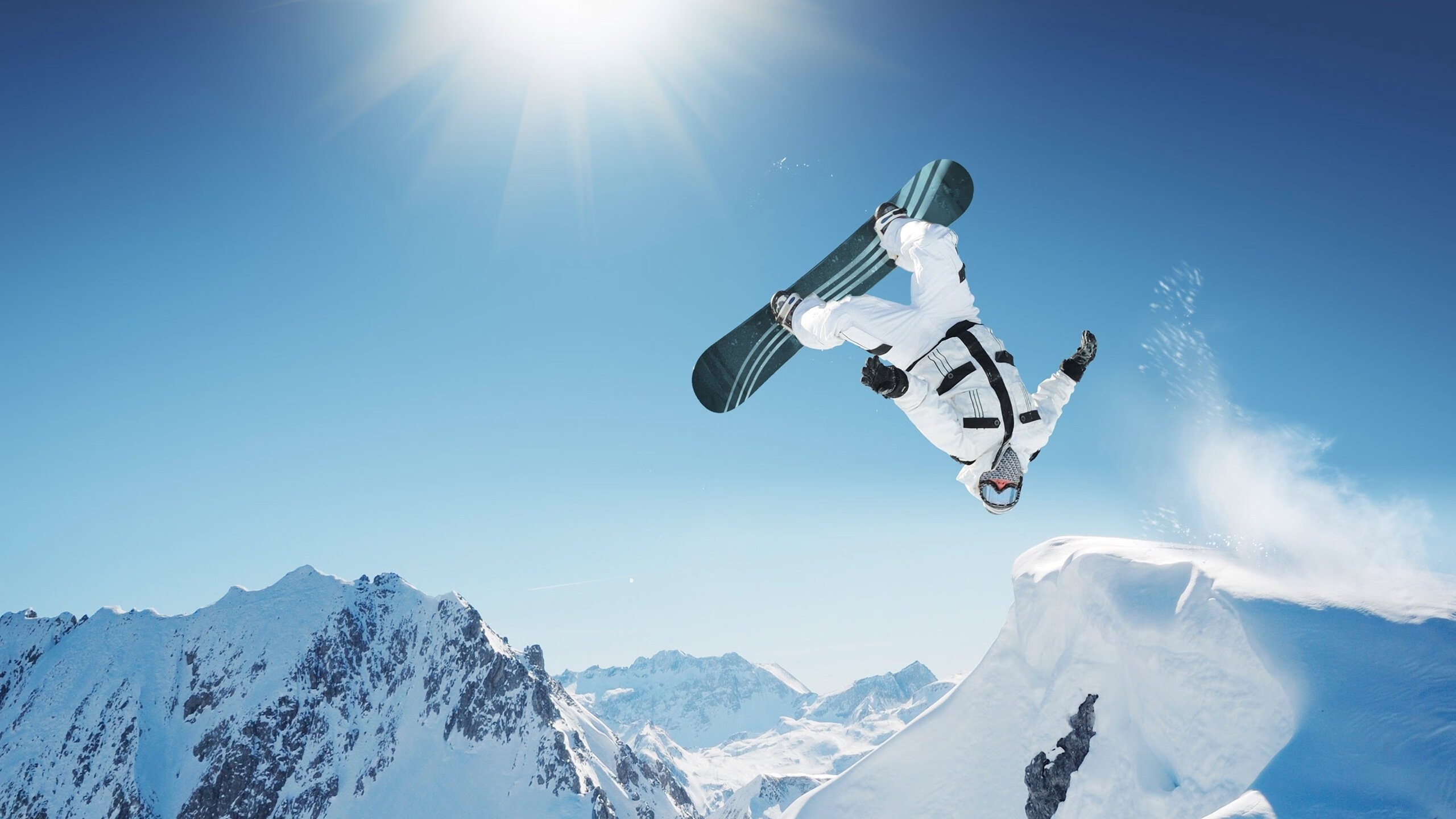 球迷自发组织庆祝活动，城市氛围热烈，自发组织的足球赛